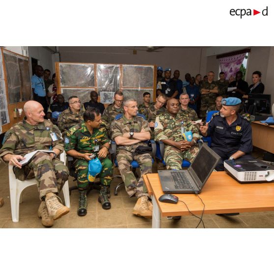 Réunion de commandement sur la situation sécuritaire autour de Bangui, en présence du général de brigade Pierre Gillet, commandant la force Sangaris et des éléments du commandement de la MINUSCA (mission multidimensionnelle intégrée des Nations Unies pour la stabilisation en Centrafrique).