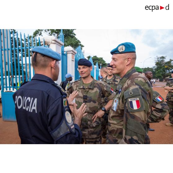 En marge d'une réunion de commandement sur la situation sécuritaire autour de Bangui, le général de brigade Pierre Gillet, commandant la force Sangaris, discute avec le commissaire portugais Luis Carrilho, commandant de la composante police de la MINUSCA (mission multidimensionnelle intégrée des Nations Unies pour la stabilisation en Centrafrique), en présence du général de brigade Frédéric Hingray, son chef d'état-major.