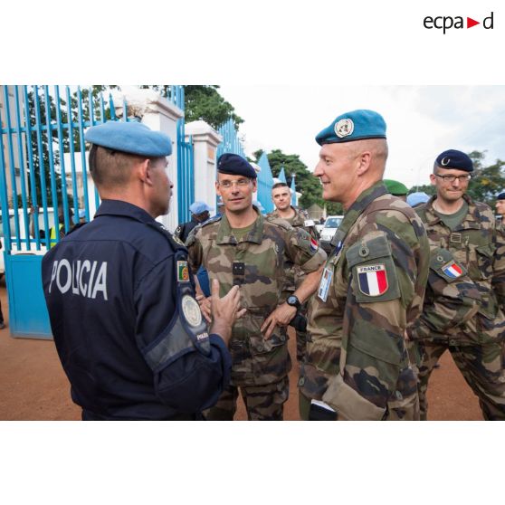 En marge d'une réunion de commandement sur la situation sécuritaire autour de Bangui, le général de brigade Pierre Gillet, commandant la force Sangaris, discute avec le commissaire portugais Luis Carrilho, commandant de la composante police de la MINUSCA (mission multidimensionnelle intégrée des Nations Unies pour la stabilisation en Centrafrique), en présence du général de brigade Frédéric Hingray, son chef d'état-major.