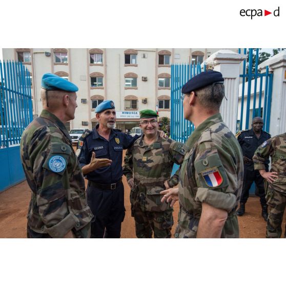 En marge d'une réunion de commandement sur la situation sécuritaire autour de Bangui, le général de brigade Pierre Gillet, commandant la force Sangaris, discute avec le commissaire portugais Luis Carrilho, commandant de la composante police de la MINUSCA (mission multidimensionnelle intégrée des Nations Unies pour la stabilisation en Centrafrique), en présence du général de brigade Frédéric Hingray, son chef d'état-major et d'un colonel de la Légion étrangère.