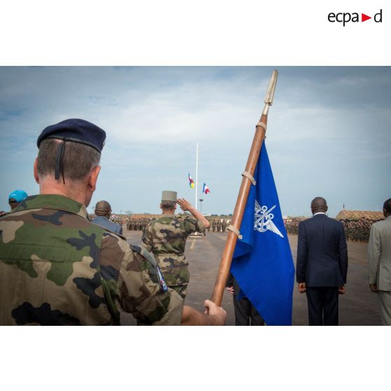 Le général de brigade Pierre Gillet, commandant la force Sangaris, salue le lever des couleurs, lors du rassemblement des troupes composant le PCIAT (poste de commandement interarmées de théâtre) dans le cadre de la commémoration du 8 mai 1945 sur l'aérodrome M'Poko de Bangui.