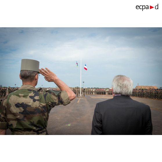 Le général de brigade Pierre Gillet, commandant la force Sangaris, salue le lever des couleurs lors du rassemblement des troupes composant le PCIAT (poste de commandement interarmées de théâtre) dans le cadre de la commémoration du 8 mai 1945 sur l'aérodrome M'Poko de Bangui.