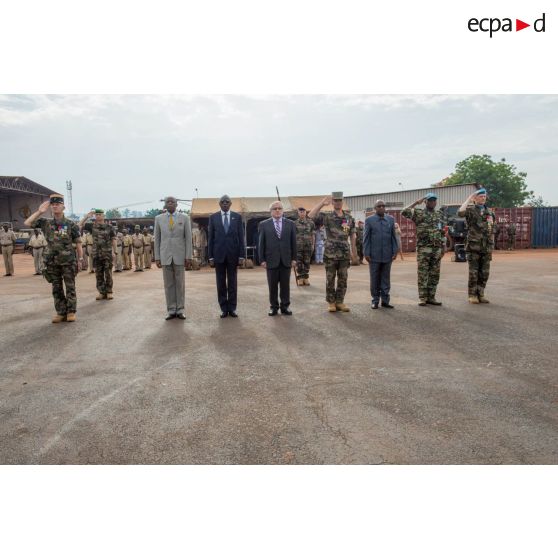 Le général de brigade Pierre Gillet, commandant la force Sangaris, salue le lever des couleurs lors du rassemblement des troupes composant le PCIAT (poste de commandement interarmées de théâtre) dans le cadre de la commémoration du 8 mai 1945 sur l'aérodrome M'Poko de Bangui.