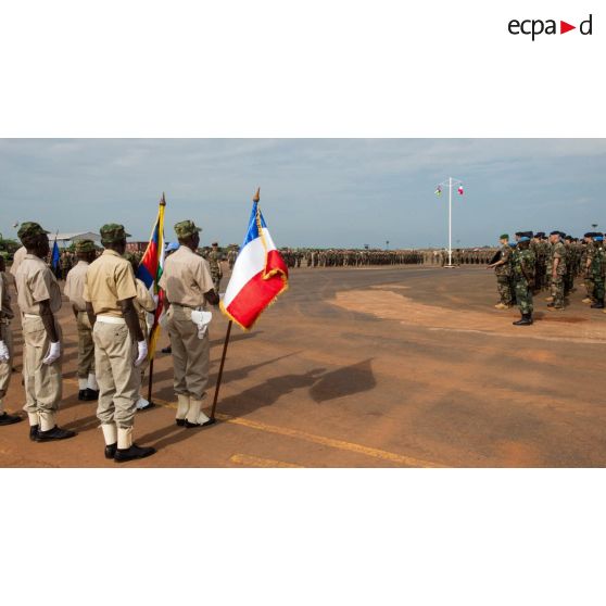 Un peloton d'anciens combattants centrafricains assiste à la cérémonie des couleurs sur l'aérodrome M'Poko de Bangui, lors du rassemblement des troupes composant le PCIAT (poste de commandement interarmées de théâtre) dans le cadre de la commémoration du 8 mai 1945.