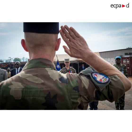 Le colonel Walter Lalubin du CFMT (conseil de la fonction militaire Terre) salue le général de brigade Pierre Gillet, commandant la force Sangaris, en clôture de la commémoration du 8 mai 1945 sur l'aérodrome M'Poko de Bangui.