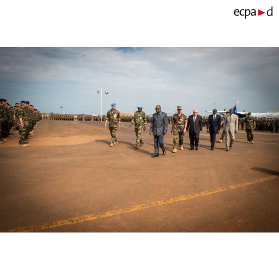 Départ des autorités civiles et militaires au terme du rassemblement des troupes composant le PCIAT (poste de commandement interarmées de théâtre) dans le cadre de la commémoration du 8 mai 1945.