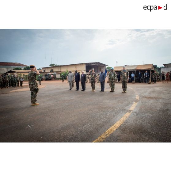 Le colonel Walter Lalubin du CFMT (conseil de la fonction militaire Terre) salue le général de brigade Pierre Gillet, commandant la force Sangaris, en clôture de la commémoration du 8 mai 1945 sur l'aérodrome M'Poko de Bangui.