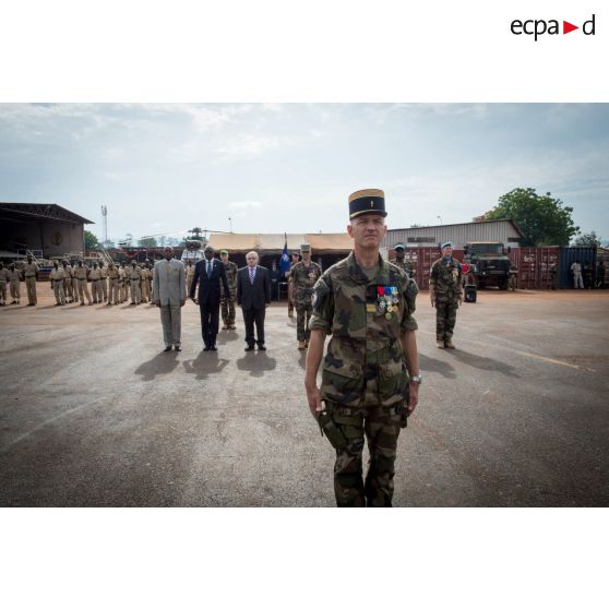 Le colonel Walter Lalubin du CFMT (conseil de la fonction militaire Terre) au garde-à-vous, lors du rassemblement des troupes composant le PCIAT (poste de commandement interarmées de théâtre) dans le cadre de la commémoration du 8 mai 1945 sur l'aérodrome M'Poko de Bangui.