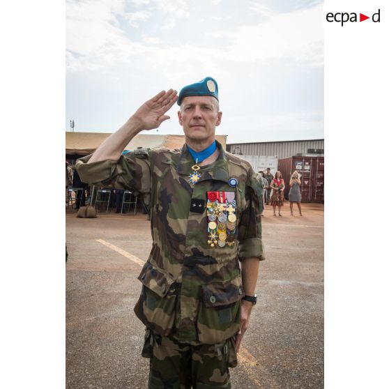 Portrait du général de brigade Frédéric Hingray, chef d'état-major de la MINUSCA (mission multidimensionnelle intégrée des Nations Unies pour la stabilisation en Centrafrique), lors du rassemblement des troupes composant le PCIAT (poste de commandement interarmées de théâtre) dans le cadre de la commémoration du 8 mai 1945 sur l'aérodrome M'Poko de Bangui.