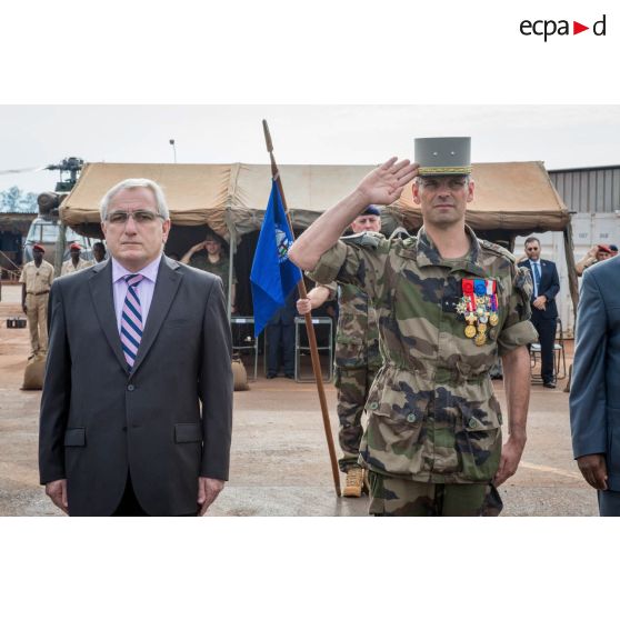 Portrait du général de brigade Pierre Gillet, commandant la force Sangaris, aux côtés de monsieur Charles Molinas, ambassadeur de France en République centrafricaine,  lors du rassemblement des troupes composant le PCIAT (poste de commandement interarmées de théâtre) dans le cadre de la commémoration du 8 mai 1945 sur l'aérodrome M'Poko de Bangui.