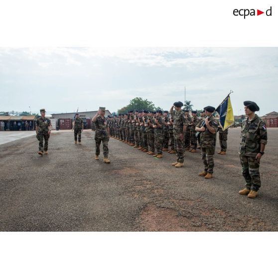 Le général de brigade Pierre Gillet, commandant la force Sangaris, passe en revue les troupes du 7e BCA sur l'aérodrome M'Poko de Bangui, dans le cadre de la commémoration du 8 mai 1945.