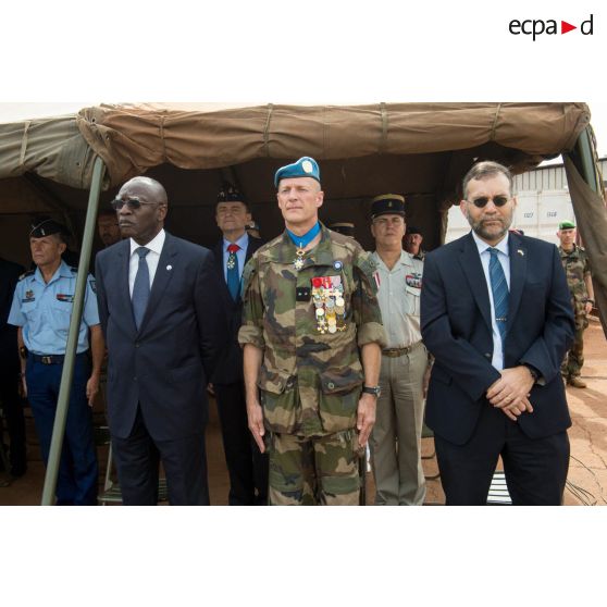 Le général de brigade Frédéric Hingray, chef d'état-major de la MINUSCA (mission multidimensionnelle intégrée des Nations Unies pour la stabilisation en Centrafrique), assiste au discours du général de brigade Pierre Gillet, commandant la force Sangaris, lors du rassemblement des troupes composant le PCIAT (poste de commandement interarmées de théâtre) dans le cadre de la commémoration du 8 mai 1945 sur l'aérodrome M'Poko de Bangui.