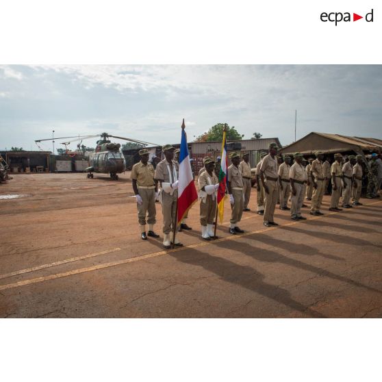 Un peloton d'anciens combattants centrafricains assiste à la cérémonie des couleurs sur l'aérodrome M'Poko de Bangui, lors du rassemblement des troupes composant le PCIAT (poste de commandement interarmées de théâtre) dans le cadre de la commémoration du 8 mai 1945.