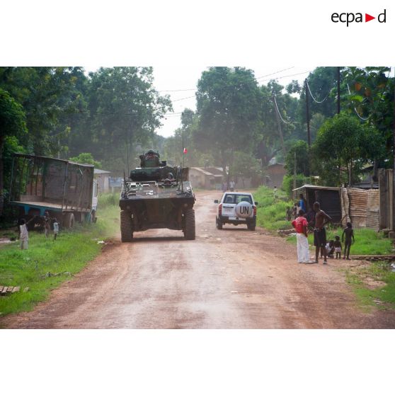 Montés à bord d'un VBCI, les tirailleurs du 1er RT du GTIA (groupement tactique interarmes) Vercors patrouillent autour du 6e arrondissement de Bangui et du PK 9 (point kilométrique).