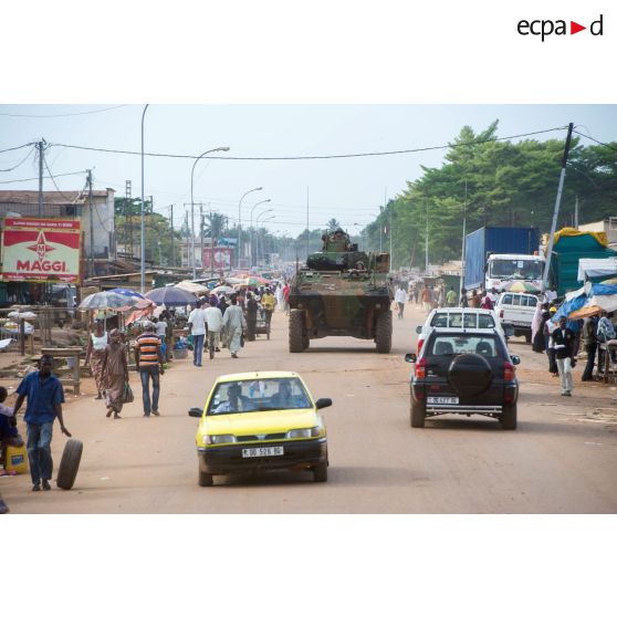 Montés à bord d'un VBCI, les tirailleurs du 1er RT du GTIA (groupement tactique interarmes) Vercors patrouillent autour du 6e arrondissement de Bangui et du PK 9 (point kilométrique).