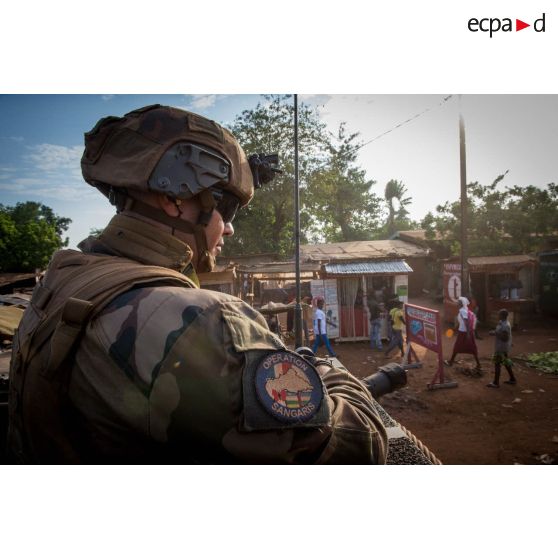 Monté à bord d'un VBCI, un tirailleur du 1er RT du GTIA (groupement tactique interarmes) Vercors effectue une patrouille dans les rues du quartier de La Fatima du 6e arrondissement de Bangui.