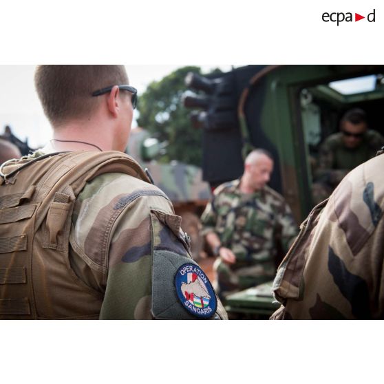 Briefing des tirailleurs du 1er RT du GTIA (groupement tactique interarmes) Vercors, sur la patrouille à effectuer autour du 6e arrondissement de Bangui et du PK 9 (point kilométrique) à bord de VBCI.