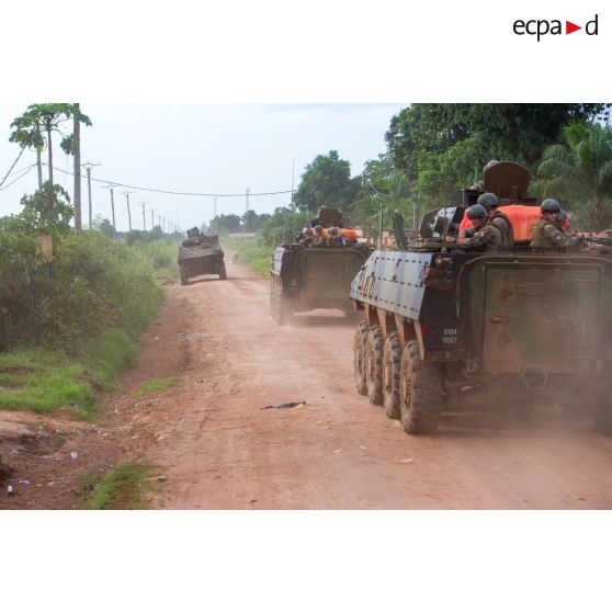 Montés à bord de trois VBCI, les tirailleurs du 1er RT du GTIA (groupement tactique interarmes) Vercors patrouillent autour du 6e arrondissement de Bangui et du PK 9 (point kilométrique).