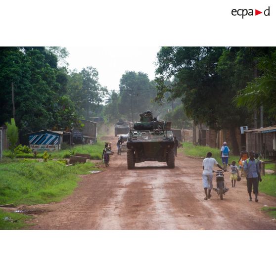 Montés à bord d'un VBCI, les tirailleurs du 1er RT du GTIA (groupement tactique interarmes) Vercors patrouillent autour du 6e arrondissement de Bangui et du PK 9 (point kilométrique).