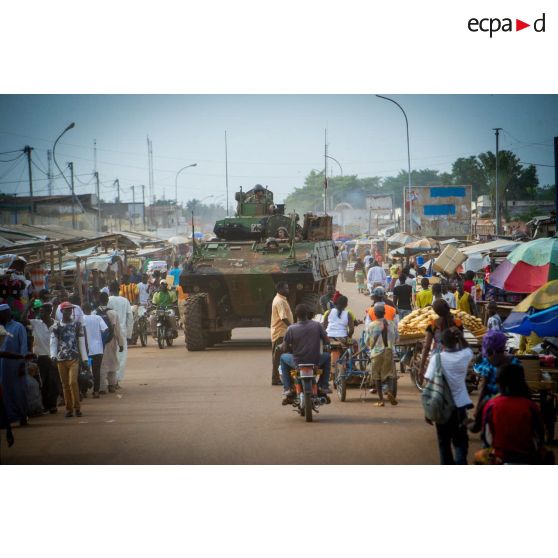 Montés à bord d'un VBCI, les tirailleurs du 1er RT du GTIA (groupement tactique interarmes) Vercors patrouillent autour du 6e arrondissement de Bangui et du PK 9 (point kilométrique).