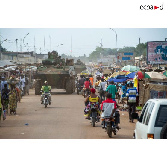 Montés à bord d'un VBCI, les tirailleurs du 1er RT du GTIA (groupement tactique interarmes) Vercors patrouillent autour du 6e arrondissement de Bangui et du PK 9 (point kilométrique).