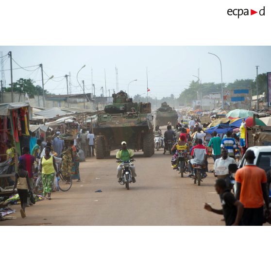 Montés à bord d'un VBCI, les tirailleurs du 1er RT du GTIA (groupement tactique interarmes) Vercors patrouillent autour du 6e arrondissement de Bangui et du PK 9 (point kilométrique).