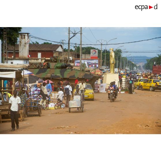 Montés à bord d'un VBCI, les tirailleurs du 1er RT du GTIA (groupement tactique interarmes) Vercors patrouillent autour du 6e arrondissement de Bangui et du PK 9 (point kilométrique).