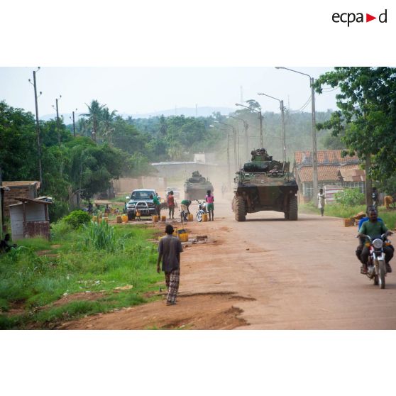 Montés à bord d'un VBCI, les tirailleurs du 1er RT du GTIA (groupement tactique interarmes) Vercors patrouillent autour du 6e arrondissement de Bangui et du PK 9 (point kilométrique).