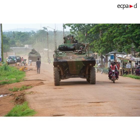 Montés à bord d'un VBCI, les tirailleurs du 1er RT du GTIA (groupement tactique interarmes) Vercors patrouillent autour du 6e arrondissement de Bangui et du PK 9 (point kilométrique).