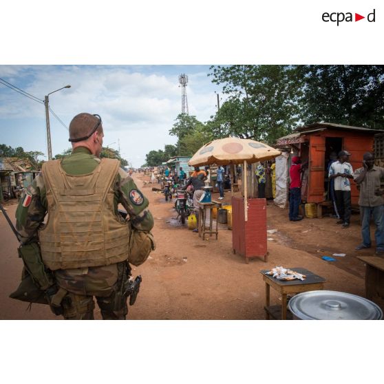 Un tirailleur du 1er RT du GTIA (groupement tactique interarmes) Vercors effectue une patrouille dans les rues du quartier de La Fatima du 6e arrondissement de Bangui.