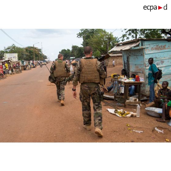 Les tirailleurs du 1er RT du GTIA (groupement tactique interarmes) Vercors effectuent une patrouille dans les rues du quartier de La Fatima du 6e arrondissement de Bangui.