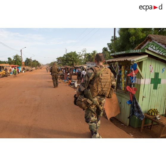 Les tirailleurs du 1er RT du GTIA (groupement tactique interarmes) Vercors effectuent une patrouille dans les rues du quartier de La Fatima du 6e arrondissement de Bangui.