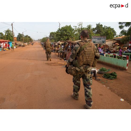 Les tirailleurs du 1er RT du GTIA (groupement tactique interarmes) Vercors effectuent une patrouille dans les rues du quartier de La Fatima du 6e arrondissement de Bangui.