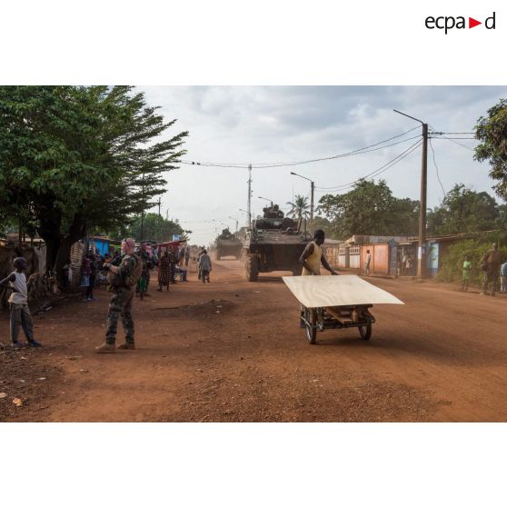 À pied ou à bord de VBCI, les tirailleurs du 1er RT du GTIA (groupement tactique interarmes) Vercors patrouillent autour du quartier de La Fatima du 6e arrondissement de Bangui.