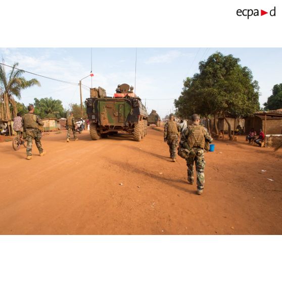 À pied ou à bord de VBCI, les tirailleurs du 1er RT du GTIA (groupement tactique interarmes) Vercors patrouillent autour du quartier de La Fatima du 6e arrondissement de Bangui.