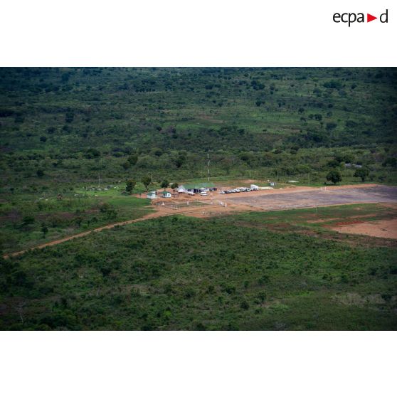 Vue aérienne de l'aérodrome de la BOA (base opérationnelle avancée) de Bouar, lors de l'arrivée par hélicoptère du général de brigade Pierre Gillet, commandant la force Sangaris, dans le cadre de sa visite au détachement des casques bleus de la MINUSCA (Mission multidimensionnelle intégrée des Nations Unies pour la stabilisation en Centrafrique).