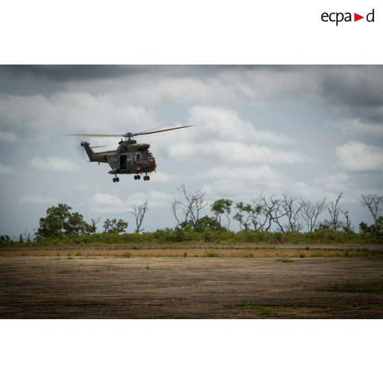 Arrivée par hélicoptère Puma SA-330 du général de brigade Pierre Gillet, commandant la force Sangaris, dans le cadre de sa visite au détachement des casques bleus de la MINUSCA (Mission multidimensionnelle intégrée des Nations Unies pour la stabilisation en Centrafrique) sur la BOA (base opérationnelle avancée) de Bouar.