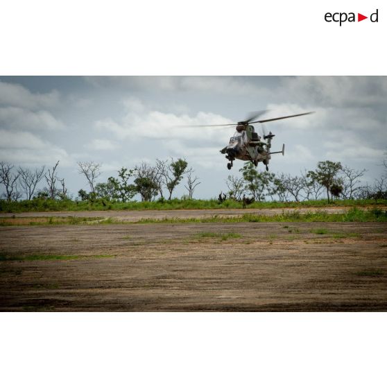 Atterrissage d'un Tigre EC-665 sécurisant l'arrivée du général de brigade Pierre Gillet, commandant la force Sangaris, dans le cadre de sa visite au détachement des casques bleus de la MINUSCA (Mission multidimensionnelle intégrée des Nations Unies pour la stabilisation en Centrafrique) sur la BOA (base opérationnelle avancée) de Bouar.