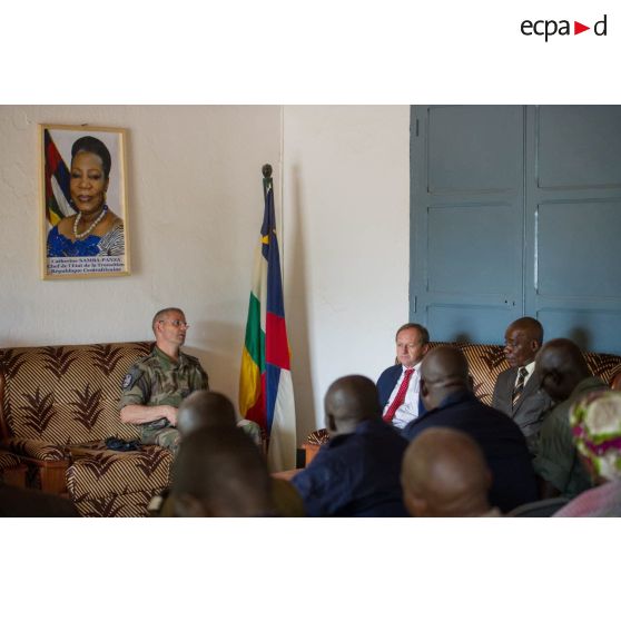 Le général de brigade Pierre Gillet, commandant la force Sangaris, assiste à une réunion à la préfecture de la Nana-Mambéré, en présence du préfet monsieur Frédéric Ouagonda, dans le cadre de sa visite au détachement des casques bleus de la MINUSCA (Mission multidimensionnelle intégrée des Nations Unies pour la stabilisation en Centrafrique) sur la BOA (base opérationnelle avancée) de Bouar.