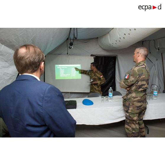 Le général de brigade Pierre Gillet, commandant la force Sangaris, assiste à un point de situation présenté par un officier indonésien, dans le cadre de sa visite au détachement des casques bleus de la MINUSCA (Mission multidimensionnelle intégrée des Nations Unies pour la stabilisation en Centrafrique) sur la BOA (base opérationnelle avancée) de Bouar.