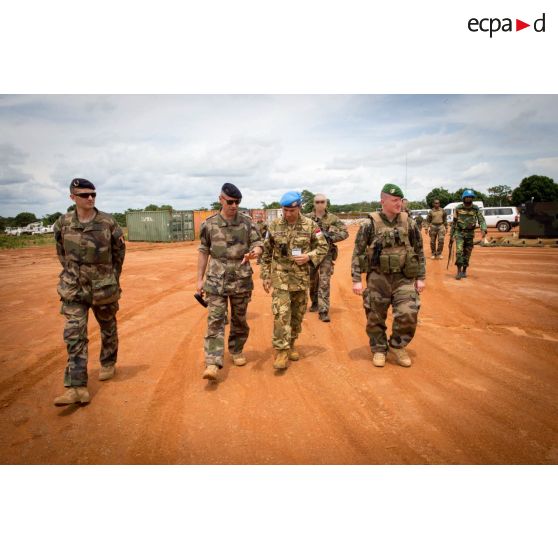 Le général de brigade Pierre Gillet, commandant la force Sangaris, converse avec un officier indonésien dans le cadre de sa visite au détachement des casques bleus de la MINUSCA (Mission multidimensionnelle intégrée des Nations Unies pour la stabilisation en Centrafrique) sur la BOA (base opérationnelle avancée) de Bouar.