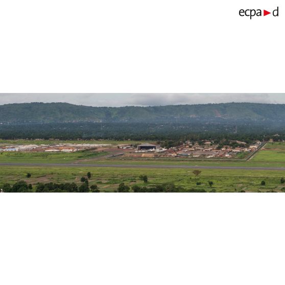 Vue aérienne de l'aérodrome de la BOA (base opérationnelle avancée) de Bouar, lors du départ par hélicoptère du général de brigade Pierre Gillet, commandant la force Sangaris, au terme de sa visite au détachement des casques bleus de la MINUSCA (Mission multidimensionnelle intégrée des Nations Unies pour la stabilisation en Centrafrique).