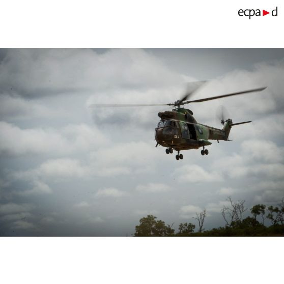 Arrivée par hélicoptère Puma SA-330 du général de brigade Pierre Gillet, commandant la force Sangaris, dans le cadre de sa visite au détachement des casques bleus de la MINUSCA (Mission multidimensionnelle intégrée des Nations Unies pour la stabilisation en Centrafrique) sur la BOA (base opérationnelle avancée) de Bouar.