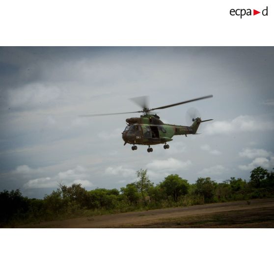 Arrivée par hélicoptère Puma SA-330 du général de brigade Pierre Gillet, commandant la force Sangaris, dans le cadre de sa visite au détachement des casques bleus de la MINUSCA (Mission multidimensionnelle intégrée des Nations Unies pour la stabilisation en Centrafrique) sur la BOA (base opérationnelle avancée) de Bouar.