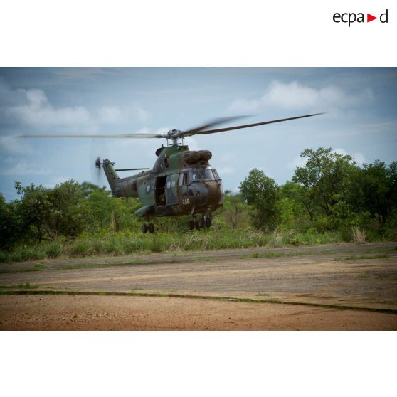 Arrivée par hélicoptère Puma SA-330 du général de brigade Pierre Gillet, commandant la force Sangaris, dans le cadre de sa visite au détachement des casques bleus de la MINUSCA (Mission multidimensionnelle intégrée des Nations Unies pour la stabilisation en Centrafrique) sur la BOA (base opérationnelle avancée) de Bouar.