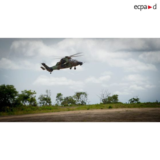 Atterrissage d'un Tigre EC-665 sécurisant l'arrivée du général de brigade Pierre Gillet, commandant la force Sangaris, dans le cadre de sa visite au détachement des casques bleus de la MINUSCA (Mission multidimensionnelle intégrée des Nations Unies pour la stabilisation en Centrafrique) sur la BOA (base opérationnelle avancée) de Bouar.