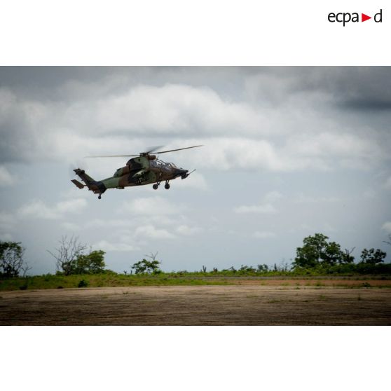 Atterrissage d'un Tigre EC-665 sécurisant l'arrivée du général de brigade Pierre Gillet, commandant la force Sangaris, dans le cadre de sa visite au détachement des casques bleus de la MINUSCA (Mission multidimensionnelle intégrée des Nations Unies pour la stabilisation en Centrafrique) sur la BOA (base opérationnelle avancée) de Bouar.