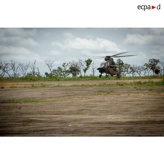 Atterrissage d'un Tigre EC-665 sécurisant l'arrivée du général de brigade Pierre Gillet, commandant la force Sangaris, dans le cadre de sa visite au détachement des casques bleus de la MINUSCA (Mission multidimensionnelle intégrée des Nations Unies pour la stabilisation en Centrafrique) sur la BOA (base opérationnelle avancée) de Bouar.