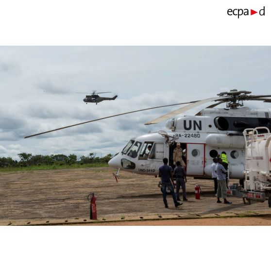 Arrivée par hélicoptère Puma SA-330 du général de brigade Pierre Gillet, commandant la force Sangaris, dans le cadre de sa visite au détachement des casques bleus de la MINUSCA (Mission multidimensionnelle intégrée des Nations Unies pour la stabilisation en Centrafrique) sur la BOA (base opérationnelle avancée) de Bouar.