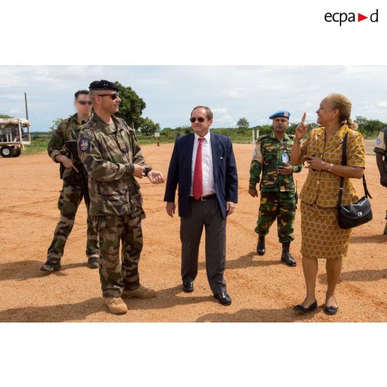 Le général de brigade Pierre Gillet, commandant la force Sangaris, s'entretient avec madame Yasmine Thiam, chef du bureau politique régional de la MINUSCA (Mission multidimensionnelle intégrée des Nations Unies pour la stabilisation en Centrafrique), dans le cadre de sa visite au détachement des casques bleus sur la BOA (base opérationnelle avancée) de Bouar.